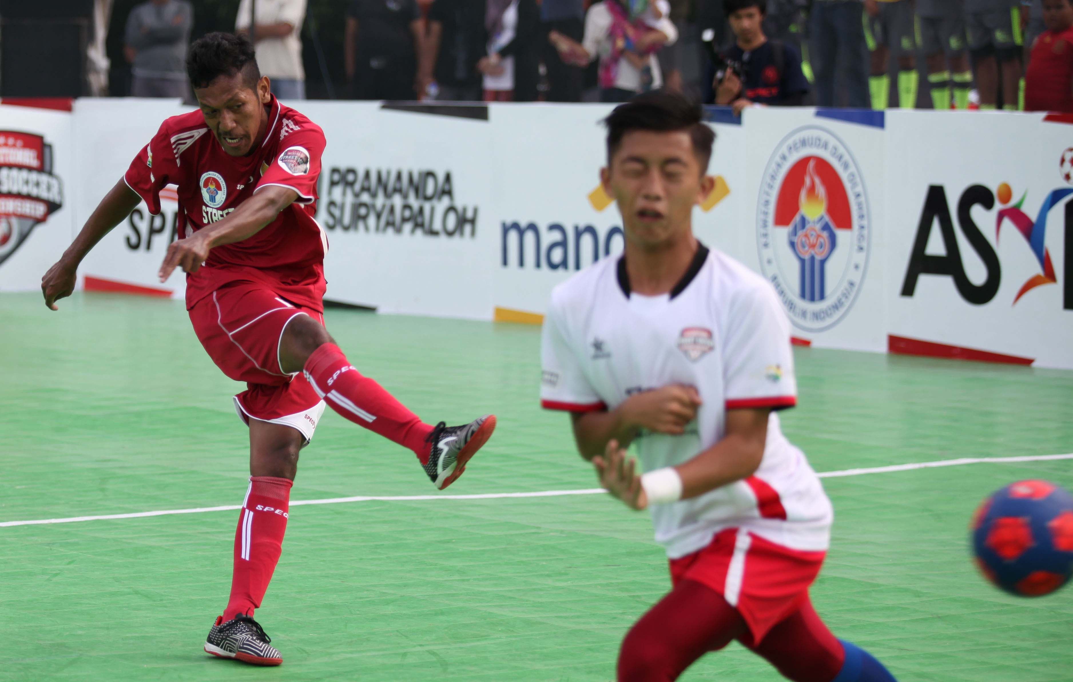 Salah satu aksi pemain Indonesia saat berhadapan dengan Malaysia di babak semifinal. Copyright: © Herry Ibrahim/INDOSPORT